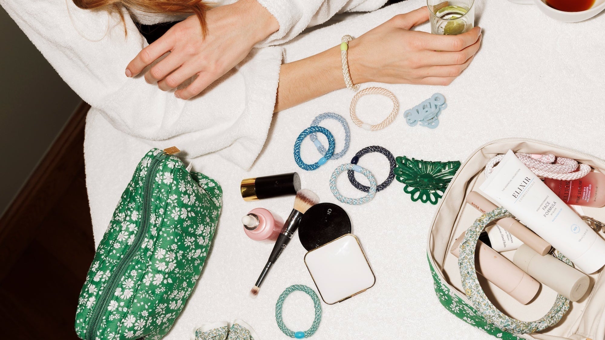 Kknekki Haargummis in verschiedenen Farben auf einem Tisch neben Kosmetiktasche und Beauty-Produkten