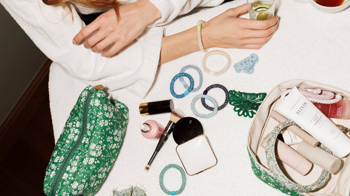 Kknekki Haargummis in verschiedenen Farben auf einem Tisch neben Kosmetiktasche und Beauty-Produkten
