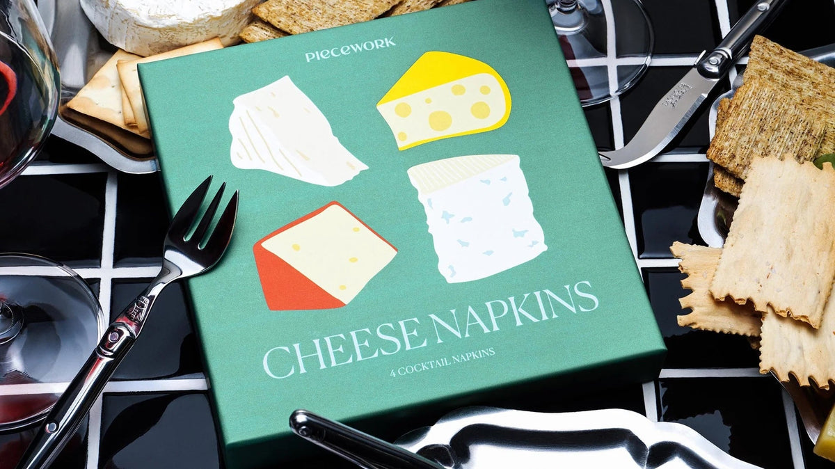 Bestickte Cocktailservietten «Cheese» von Piecework aus Leinen mit Brie-, Emmentaler-, Manchego- und Blauschimmelkäse-Motiven