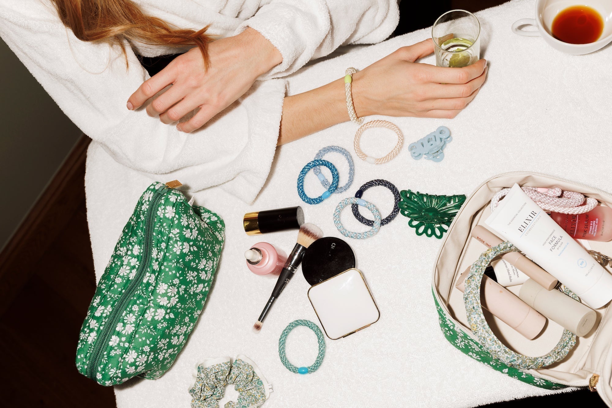 Kknekki Haargummis in verschiedenen Farben auf einem Tisch neben Kosmetiktasche und Beauty-Produkten