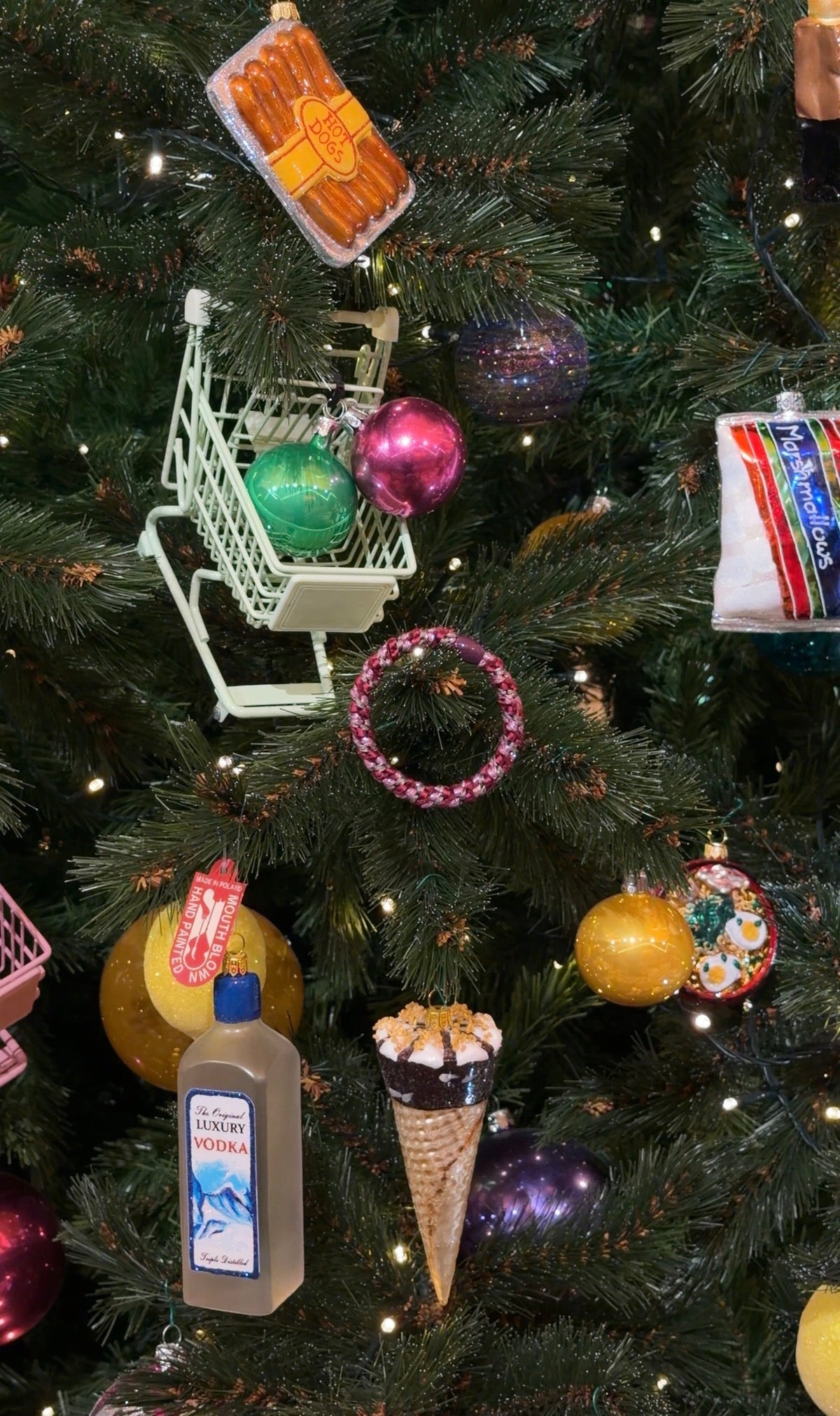 KKNEKKI-Haargummis in verschiedenen Farben als kleine Geschenkideen im Weihnachtsbaum