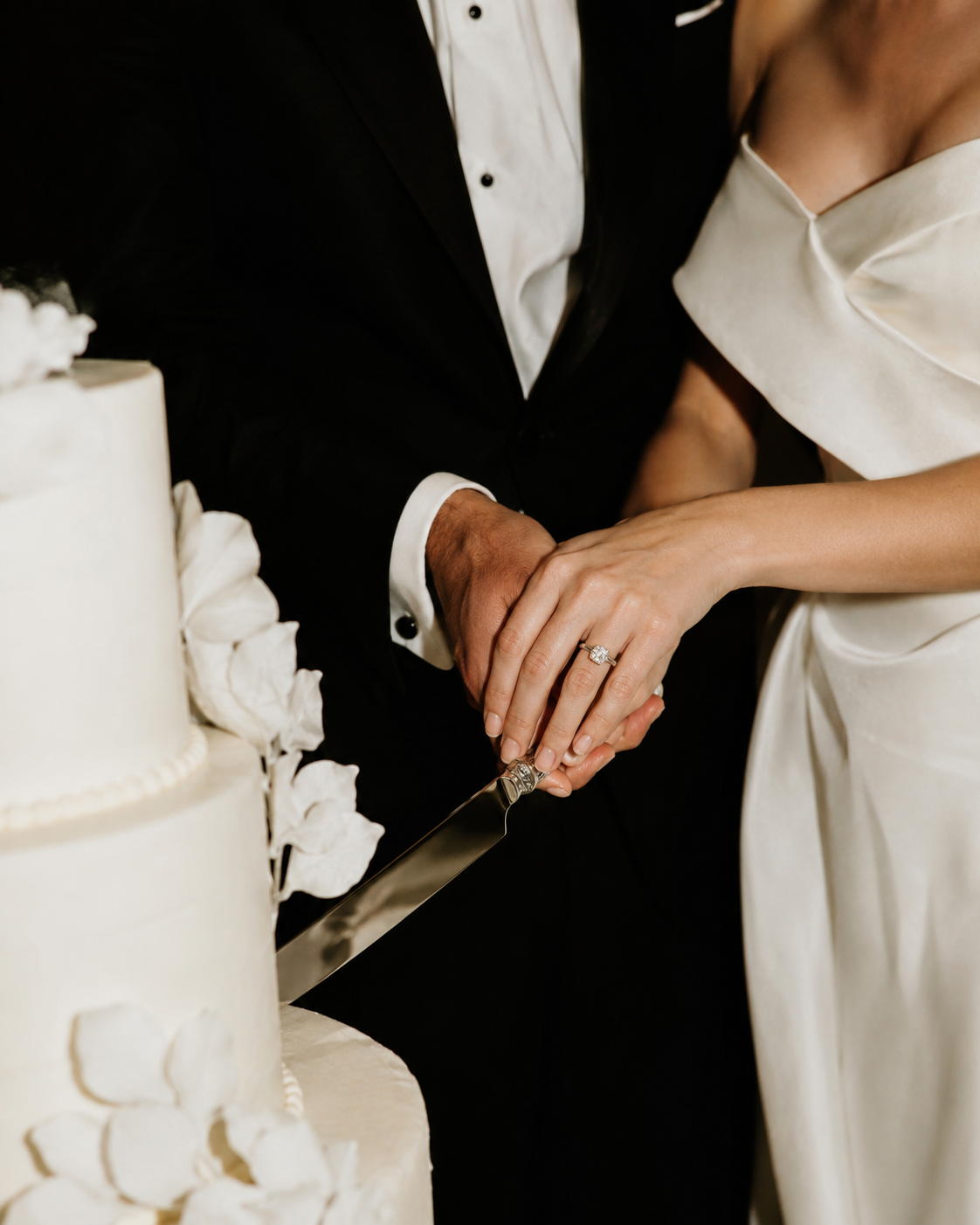 Brautpaar schneidet Hochzeitstorte an – Hochzeitsgeschenke Ideen Maison Polaris