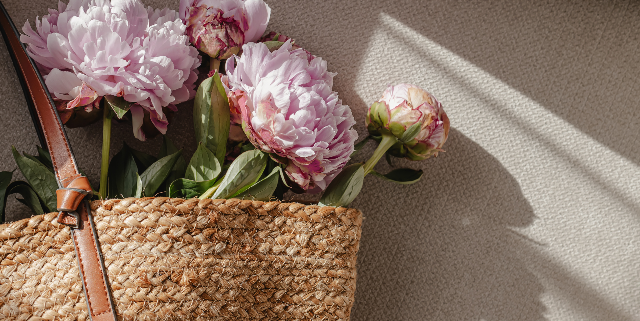 Pfingstrosen in einer geflochtenen Tasche – Muttertagsgeschenke