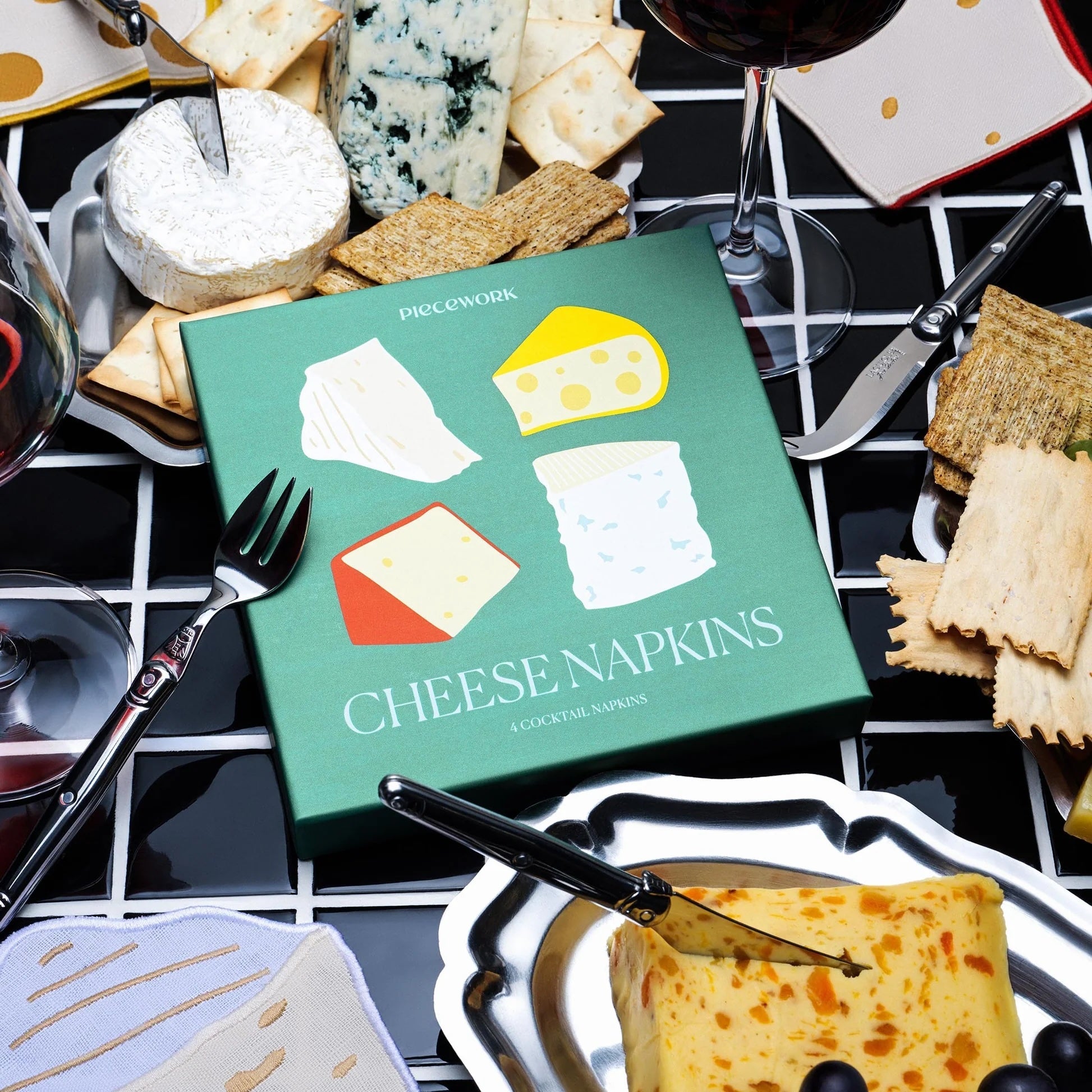 Bestickte Cocktailservietten «Cheese» von Piecework aus Leinen mit Brie-, Emmentaler-, Manchego- und Blauschimmelkäse-Motiven