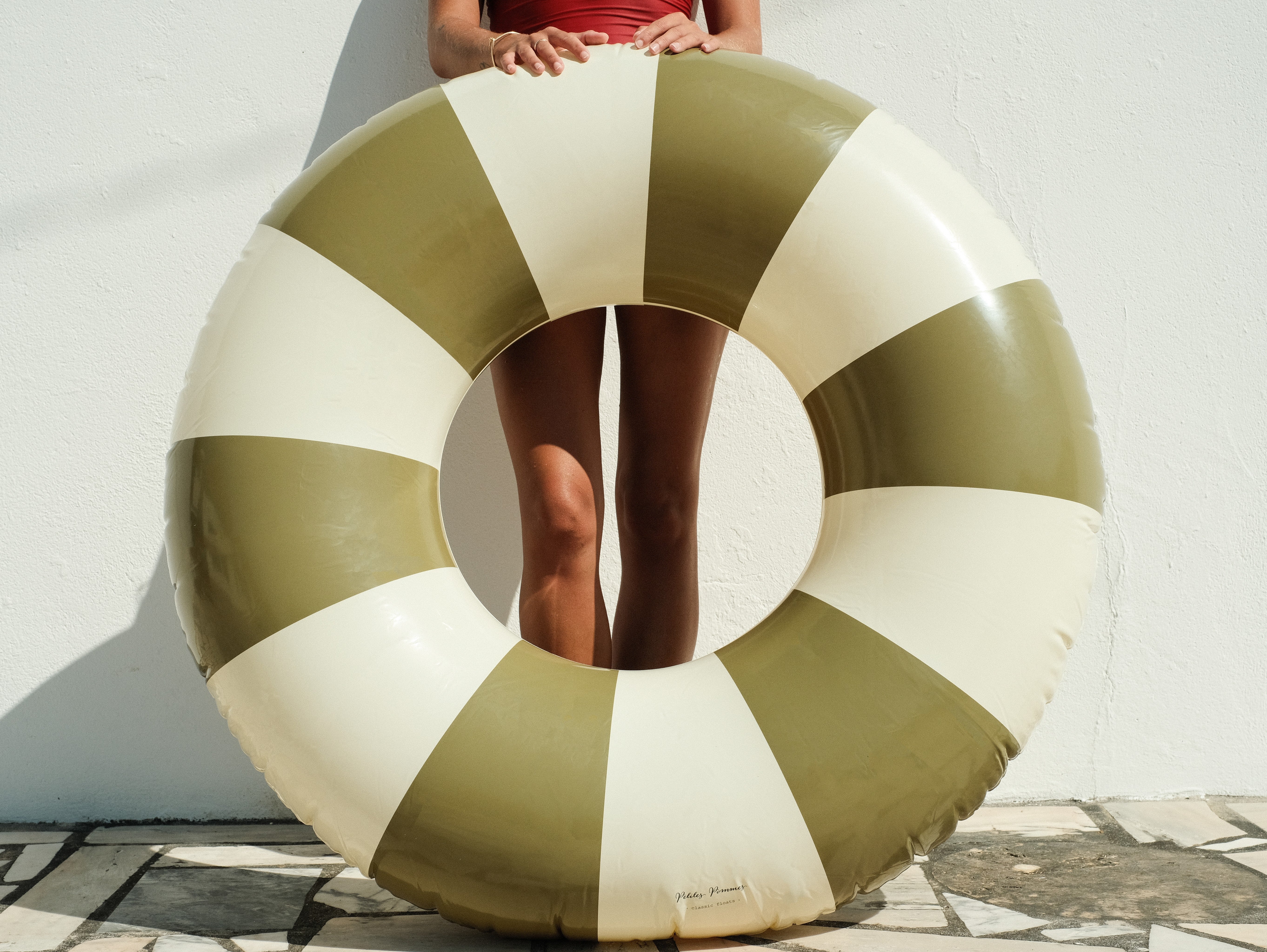 Badi-Essentials für den Schweizer Sommer: Badetücher, Outdoor-Spiele, Trinkflaschen und Picnic-Accessoires